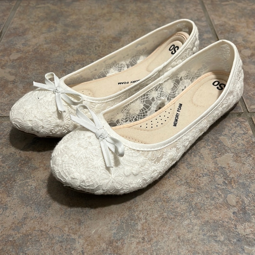 SO Memory Foam NEW White Lace Slip Ons 9
